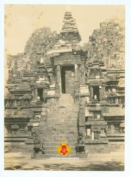 Tampak pintu gerbang candi Prambanan sebelah Timur dan penggambaran keadaan Candi sebelum direkon...