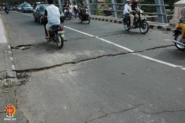 Suasana lalu lintas di Jembatan Winongo Jalan Bantul yang tetap padat meskipun jembatan dalam kon...