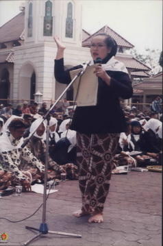 Salah seorang ibu Abdi Dalem Kraton Ngayogyakarta sedang menyampaikan dukungan penetapan Sri Sult...