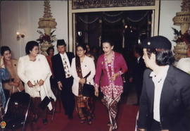 GKR. Hemas beserta Ibu Syarwan Hamid sedang keluar dari Gedung Wilis menuju Bangsal Kepatihan unt...