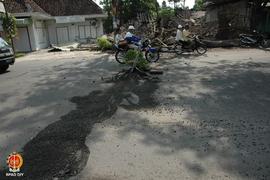 Kondisi Jalan Bantul Km 5 Sewon pasca gempa bumi. Tampak pengendara sepeda motor melihat keretaka...