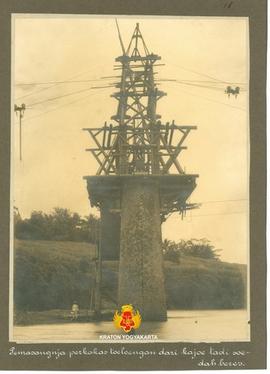 Tiang jembatan yang sudah dipasang alat-alat dari kayu dan tali untuk mengerek besi-besi bantalan...