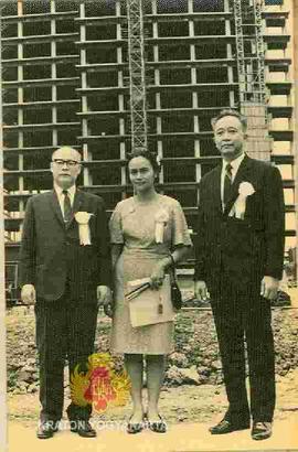 Tim dari Mitsui & Co. Ltd foto bersama di depan Gedung Wisma Nusantara yang diresmikan.