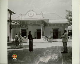 Seorang tamu dari UNCI sedang mengambil gambar (foto) Gedung Jene Kraton Yogyakarta didampingi ab...