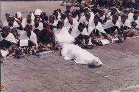 Dalam suasana  panas terik matahari kelompok abdi dalem kraton Ngayogyakarta tetap semangat dalam...