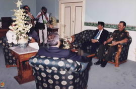 Akbar Tanjung (tampak dari belakang), Sri Sultan HB X (tampak sedikit dari samping), Mayjen Tyasn...