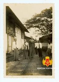 Tuan Kontrolir Maurenbrecher, KRT. Dirjakusuma dan BRAy. Dirjokusuma berfoto bersama di depan pab...