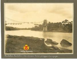 Terlihat pancangan kawat yang mengikat tiang jembatan dan yang mengikat besi bantalan jembatan di...