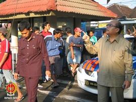 Menteri Pendidikan Nasional DR. Bambang Sudibyo (berbaju coklat) sedang meninjau Kampus STIE Kerj...