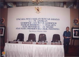 Ketua DPRD Provinsi DIY H.Surasmo Priyandono, BA  sedang berdiri di samping back ground upacara p...