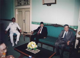 Sri Sultan Hamengku Buwono X sedang berbincang-bincang dengan Menteri Dalam Negeri dan pejabat la...