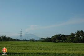 Awan putih yang lurus memanjang dari Puncak Merapi sampai ke Pantai Parangtritis yang terlihat se...