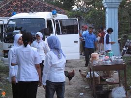 Rombongan paramedis sedang berada di dekat pintu gerbang menuju Pedukuhan Ngantunan, Srimulyo, Pi...