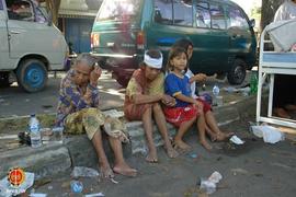 Kondisi pasien korban gempa bumi yang dirawat di depan Rumah Sakit PKU Muhamadiyah Bantul, tampak...