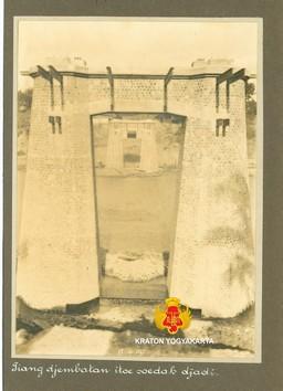 Tiang jembatan yang sudah selesai dikerjakan. Terlihat pinggir Sungai Progo.