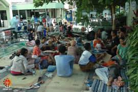 Kesibukan tim medis Rumah Sakit PKU Muhamadiyah Bantul di halaman rumah sakit saat memberikan per...