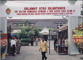 Petugas dari Pamong Praja sedang bertugas di pintu gerbang menuju Bangsal Kepatihan. Tampak alat ...