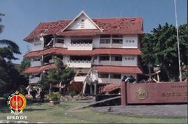 Beberapa orang sedang melihat dan mengabadikan gambar gedung Sekolah Tinggi Ilmu Ekonomi (STIE) K...