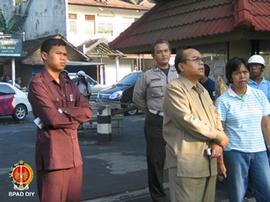 Kunjungan Menteri Pendidikan Nasional DR. Bambang Sudibyo (berbaju coklat) di Kampus STIE Kerjasa...