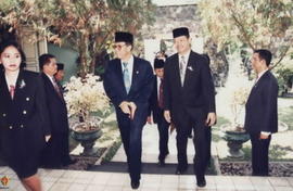 Bapak Syarwan Hamid (Mendagri) sedang memasuki Gedung Wilis dengan didampingi Ir. Sudjatmo (Ketua...