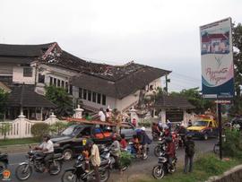 Kemacetan lalu lintas di depan Kantor Badan Pengawas Keuangan dan Pembangunan (BPKP) di Jalan Par...