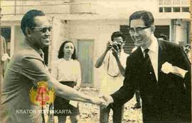 Sri Sultan Hamengku Buwono IX berjabat tangan dengan tim dari Mitsui & Co.Ltd, Perusahaan Mul...
