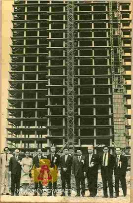 Wiratman Wangsadinata (no 5 dari kanan) dan segenap tim dari Mitsui & Co. Ltd foto bersama di...