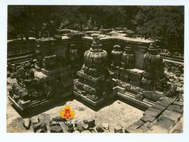 Penyusunan sabuk bagian M-N yang merupakan bagian di bawah puncak candi. Tampak penyusunan stupa ...