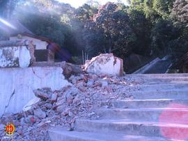 Kondisi tangga menuju Makam Raja- Raja Yogyakarta di Imogiri setelah gempa bumi 27 Mei 2006.