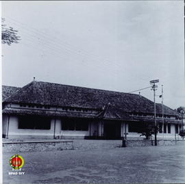 Gedung Princess Yuliana School (sekarang SMK I Jetis) nampak dari depan.