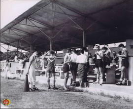 Para atlet  sedang antri mengambil air minum di Tribun Stadion Kridosono Yogyakarta.