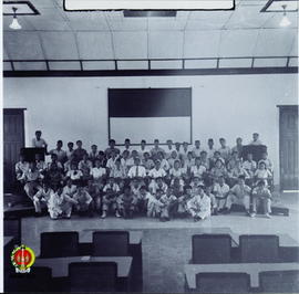 Keluarga besar pegawai BPKNIP sedang foto bersama di ruang rapat Kantor BPKNIP.