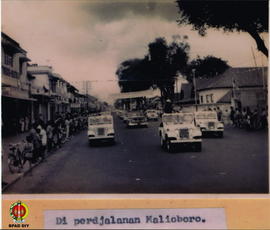 Masyarakat Yogyakarta turut menyambut kedatangan tamu Negara disepanjang Jalan Malioboro tampak i...