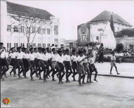 Barisan pelajar ikut serta memeriahkan pawai Peringatan 6 Tahun Indonesia Merdeka.