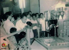 Salah seorang pengunjung stan pameran sedang memperhatikan maket pembangunan Studio TVRI Yogyakarta.