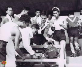 Para atlet beristirahat sambil minum di Stadion Kridosono Yogyakarta.