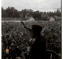 Bung Hatta melambaikan tangan kepada rakyat Bukit Tinggi.