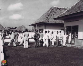 Rombongan Wakil Presiden Moh Hatta didampingi Sri Sultan Hamengku Buwono IX menuju lokasi pembang...