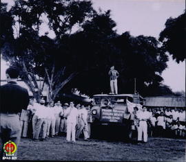 Seorang pemuda sedang menyampaikan orasi tentang konsepsi Presiden Sukarno di atas mobil truk ber...