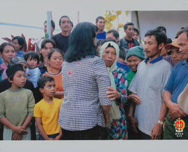 GKR Hemas sedang menyalami seorang ibu saat melakukan kunjungan pasca gempa bumi di Desa Ngoro-or...