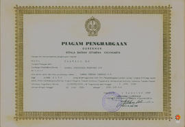 Piagam penghargaan dari Gubernur DIY diberikan kepada Tarwadi, BA dkk, atas peran sertanya sebaga...