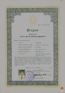 Piagam BP-7 yang ditunjukan kepada peserta yang telah mengikuti Penataran Pedoman Penghargaan &am...