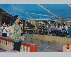 Tampak dari belakang Gubernur Provinsi DIY Sri Sultan HB X sedang berdiri berbicara didepan warga...