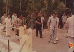 Menteri PU, Bupati Kulon Progo dan tamu menuju jembatan Pekik Jamal.