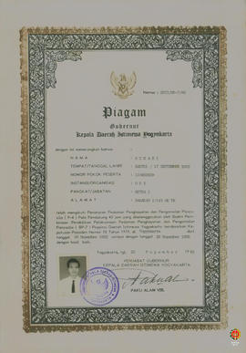 Piagam BP-7 yang ditunjukan kepada peserta yang telah mengikuti penataran Pedoman Penghayatan &am...