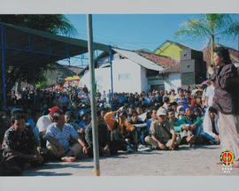 Warga masyarakat antusias mendengarkan pidato EmhaAinun Nadjib.