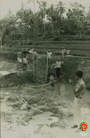 Pembuatan Bendungan Kedung Gopeng kondisi 50 %. tampak dari arah samping Selatan.