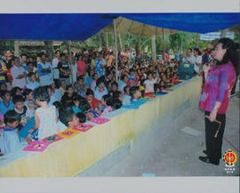 Tampak dari samping GKR Hemas, istri dari Gubernur Provinsi DIY Sri Sultan HB X sedang berdiri be...