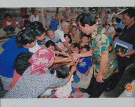 Gubernur Provinsi DIY Sri Sultan HB X sedang berjabat tangan dengan penduduk Desa Jombokan Bamban...