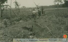 B. Pa. 2. Kumpulan Bangunan Peninggi Air (kondisi 0%). Tampak beberapa pekerja sebelum proyek dil...